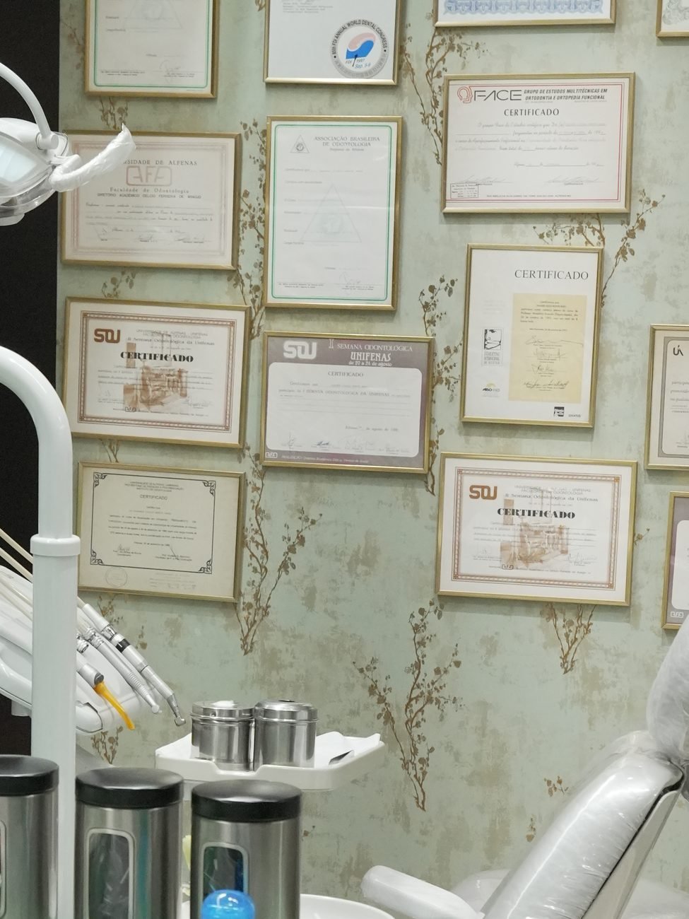 Parede de certificados e formações do Dr. Wander Monte Raso