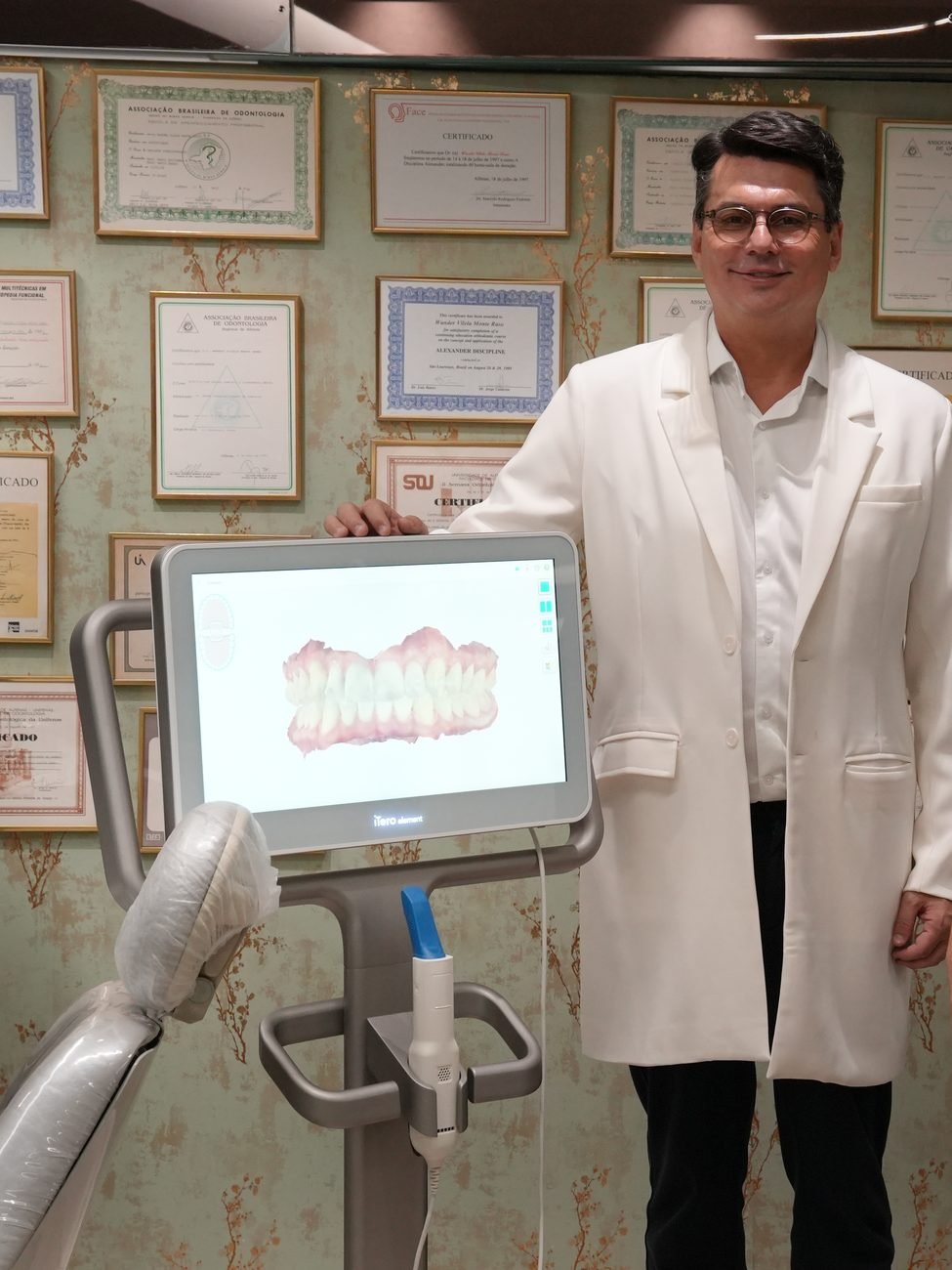Scanner intraoral com modelo 3D da arcada na tela